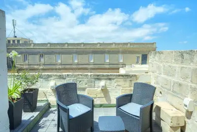 Image de Traditional townhouse, terrace near Valletta Weng1-1