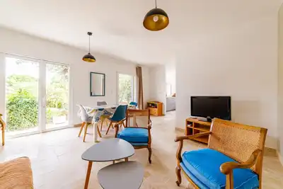 Image de Rez-de-villa avec espace arboré privatif