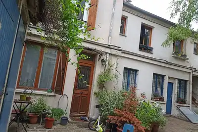 Image de Calme absolu dans un quartier animé de Paris