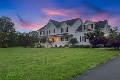 Image de Luxury 10-acre Estate - Heated Pool - Sauna - Fire Pit - Playground - Trail