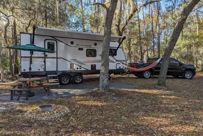 Image de Peaceful campground Rv\/Camper Space with Lake view & Free Parking 🅿