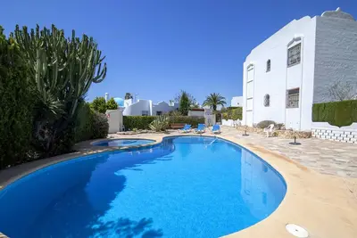 Image de Bel appartement dans une maison de vacances avec piscine, climatisation, Wifi, Tv, patio et parking