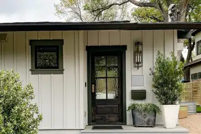 Image de Luxury 2-bedroom Designer Home in Deep Eddy, minutes to Downtown & Lady Lake