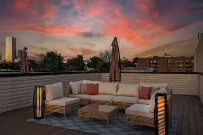 Image de Lux 3br 2Bath Gem with Free Parking & Private Rooftop Minutes to Nyc!