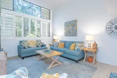Image de Cozy condo with balcony, garden views and beach access