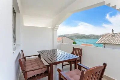 Image de Appartement d'une chambre avec la terrasse et la vue sur le mer Mastrinka, Ciovo (A-23399-a)