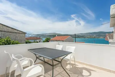 Image de Appartement d'une chambre avec la terrasse et la vue sur le mer Mastrinka, Ciovo (A-23399-c)