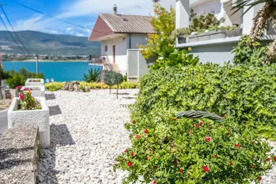 Image de Appartement d'une chambre avec la terrasse et la vue sur le mer Mastrinka, Ciovo (A-23399-e)