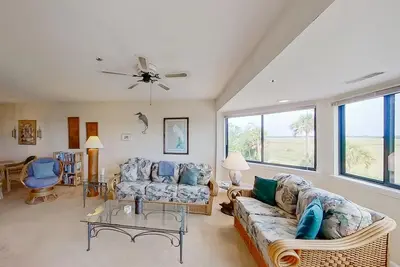 Image de Peaceful Condo with marsh-views, on-site pool, tennis, & private balcony