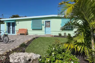 Image de Colorful waterfront home with private W/D, WiFi, and dock access