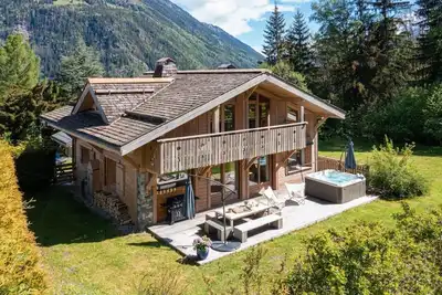 Image de Quiet Modern Chalet with Jacuzzi