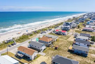 Image de Sea Salt & Sunshine- Flex arrival dates! Pets! 1 min. to sand! And that view. . . !