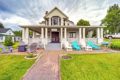 Image de Waterfront Alanson Cottage w\/ Dock & Lake Access!