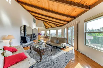 Image de Kelseyville Home w/ Deck & Clear Lake Views!