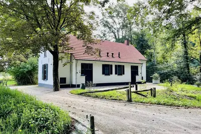 Image de Maison de groupe à deux sous u près de la forêt