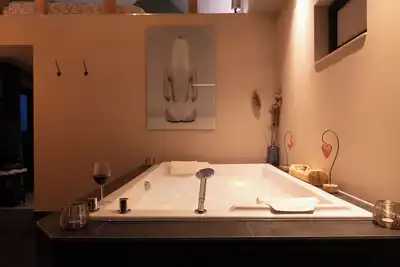 Image de Chambre d'hôte avec Spa Privatif\nBaignoire balnéothérapie et Sauna infrarouge