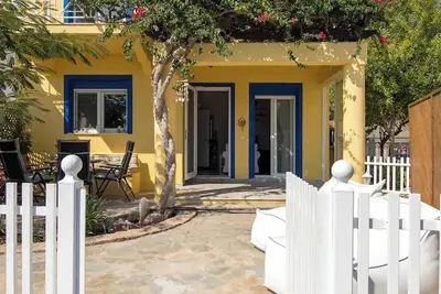 Le Petit Refuge 2 Floor Maisonette with Seaview