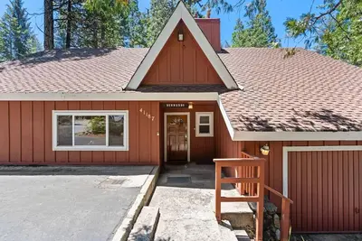 Image de This house is a 4 bedroom(s), 2. 5 bathrooms, located in Shaver Lake, Ca.