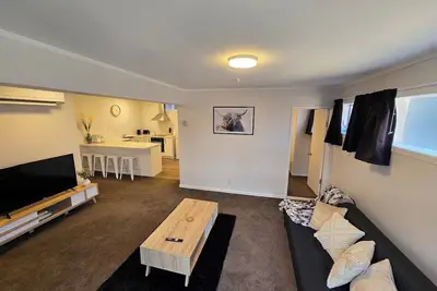 Image de Abode for Two (and a Few Paws! )