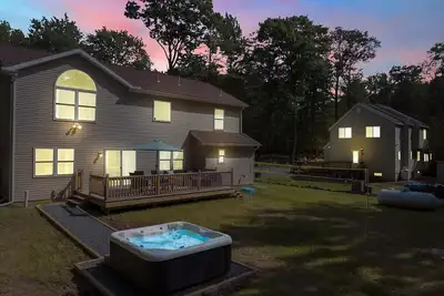 Image de Pocono Lake Colonial | Firepit| Gameroom