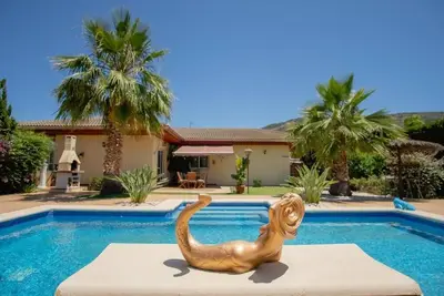 5-bed chalet in Albir, with swimming pool, Ac, 20-min-walk to beach.