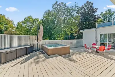 Image de Modern Retreat, Hot Tub, Bar, Patio, Family