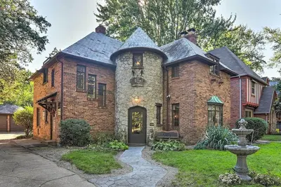 Image de The Castle is back! 4 Br\/3. 5 Ba, Game Room! 1 mile from University of Toledo!