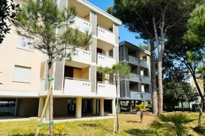 Image de Appartement dans un immeuble entouré d'un jardin