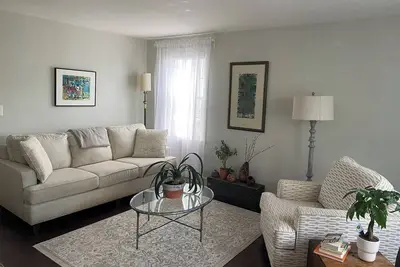 Image de Cozy cottage with Ac. Walk to downtown.