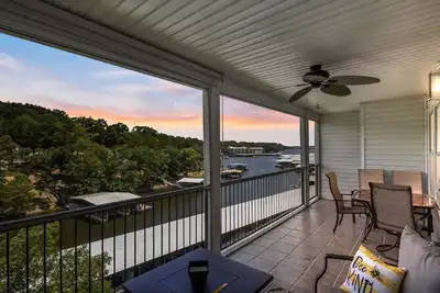 Image de Top Floor 2Bd 2Bath Condo at Lighthouse Landing!