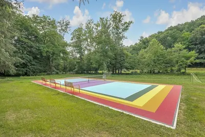 Image de Cabin with private pickleball court and tons of Fun, caves close! !