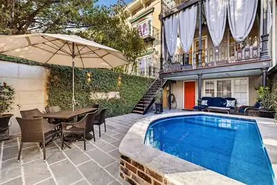 Image de Luxury Manor off Troup Square w/ Pool, Parking, Courtyard by Lucky Savannah