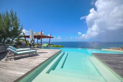 Image de Nestled on a Hill Villa with Amazing Views and Grand Piano