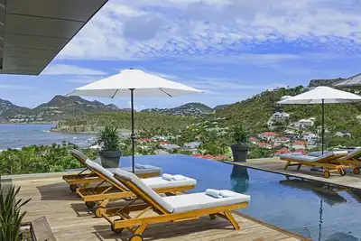 Magnificent Villa Infront of the Bay and Hills
