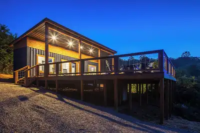 Image de Sky Vista Container Cabin w/Grand Views Atop Tree Canopy\nHot Tub, Dog Friendly