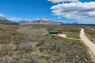 Image de Yellow Door Retreat I Mountain Views I Privacy I 30 Minutes to Moab!