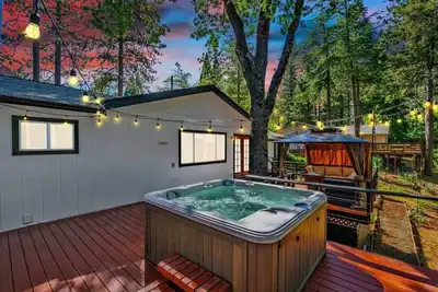 Image de New: 3br, private HotTub, FireTable, Bbq, Ac, Dogs Ok, Wifi