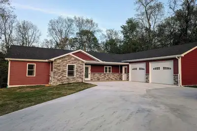 Image de Charming, Beautiful 6-bedroom house in wonderful Shipshewana with WiFi, Hot Tub.