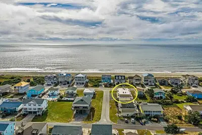 Image de Cozy 4-bedroom condo w\/pool and steps from beautiful Holden Beach