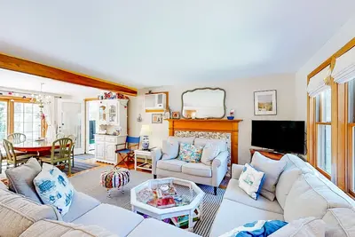 Charming retreat near the ocean with W\/D, games, & trails