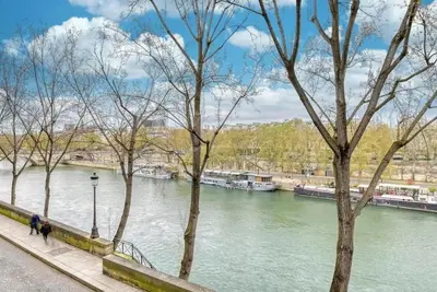 Image de Luxurious Parisian Duplex With Seine Views In Historic ÎLE Saint-Louis - 3 Beds