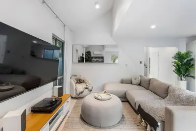 3br Modern Elegance Near Beaches