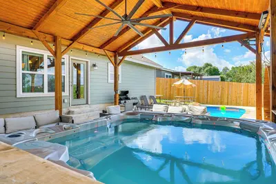 Image de 1 Mi to Canyon Lake: Home w/ Pool, Hot Tub + Sauna