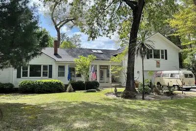 Image de Spacious 3-bedroom house in Isle of Hope with fitness room, back yard, Grill