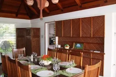 Image de Set Within A Beautifully Landscaped Garden