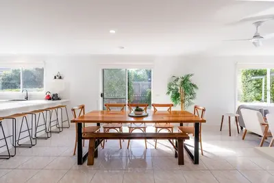 Image de Ella’s Beach Shack - Walking distance to beach!