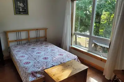 Image de Near Sandy Beach, Comfy Cottage - Multi leveled Deck with Woodland Backdrop