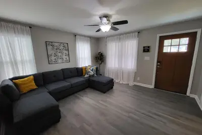 Image de West Side Cottage - Cute 2 bed/1 bath, great for extended stays in Evansville!