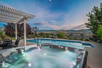 Image de Brand New: Saltwater pool, hot tub, spacious home with game room, close to town