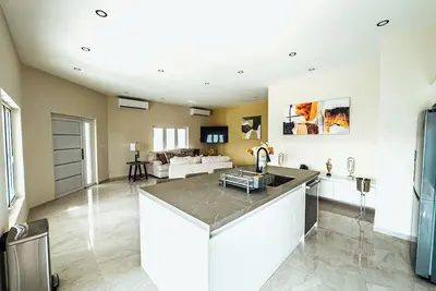 Image de Gorgeous Newly Renovated Villa with Private Pool, 7 min to Beach!